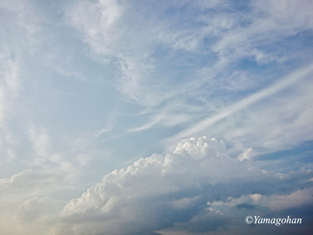 空に墨流しのような白い雲。美しいです。©Yamagohan